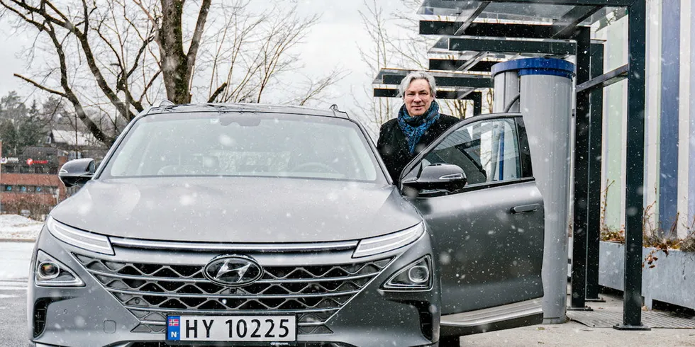 Hynion-sjef Ulf Hafsled fyller bilen med hydrogen fra selskapets stasjon på Høvik.