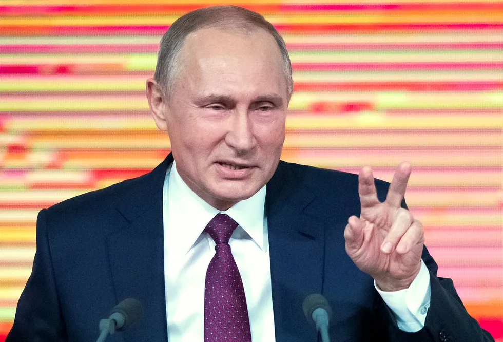Russlands president Vladimir Putin hevder at han ønsker mer politisk konkurranse. Han er storfavoritt til å bli gjenvalgt i mars. Foto: Pavel Golovkin / AP / NTB scanpix