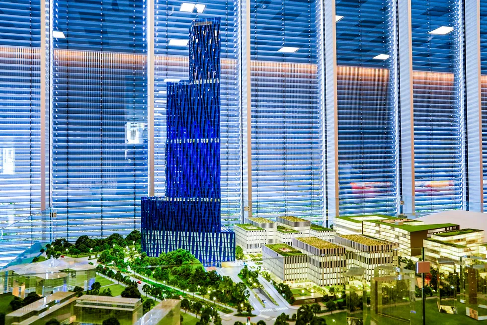 Bli ikke overrasket om politikerne igjen blir slått av byggherrens storsinn og imøtekommenhet når bygget nedskaleres til 40–45 etasjer. Her en modell av Kjell Inge Røkkes skyskraper«Den store blå».