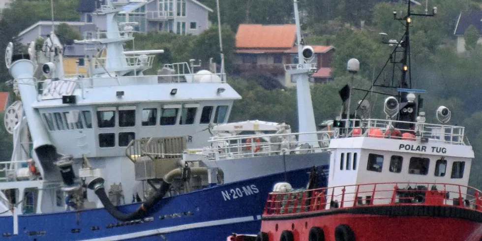 PÅ SLEP: Her er «Bernt Oskar» under slep av «Polar Tug» sørover gjennom Tjeldsundet lørdag ettermiddag.