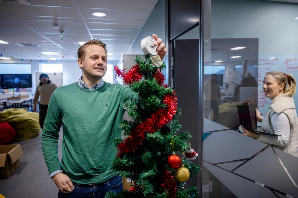 – Vi hadde en «Oss-brikke» på toppen av juletreet fremfor julestjernen, sier daglig leder Erik Berg Solheim i Vibb om juletreet på kontoret. Til høyre, markedssjef Julie Rokke Jagland.