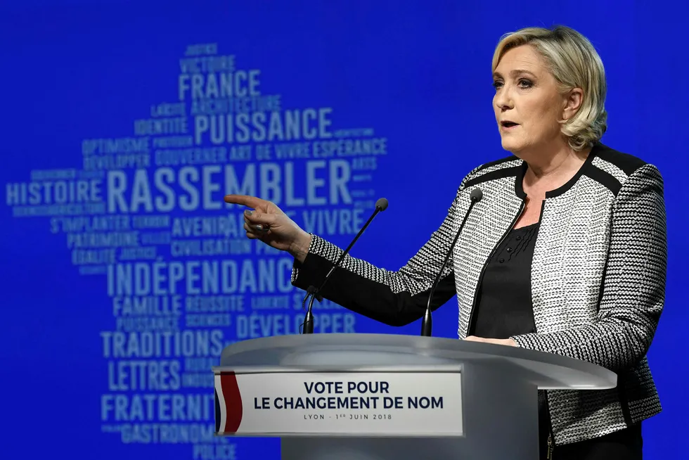 Leder for ytre-høyre-partiet Nasjonal Samling, Marine Le Pen, taler etter at navnebyttet ble vedtatt. Foto: Jean-Philippe Ksiazek/AFP Photo/NTB Scanpix