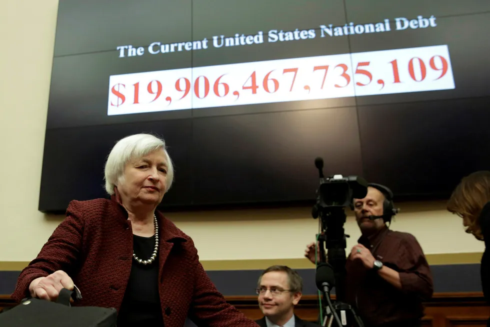 USAs sentralbanksjef Janet Yellen avbildet under en høring i den amerikanske senatet 15. februar, med den amerikanske statsgjelden i bakgrunnen. Foto: YURI GRIPAS/Reuters/NTB Scanpix