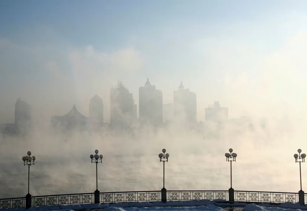 Bygningene i Kinas Jilin-provins er dekket av smog.