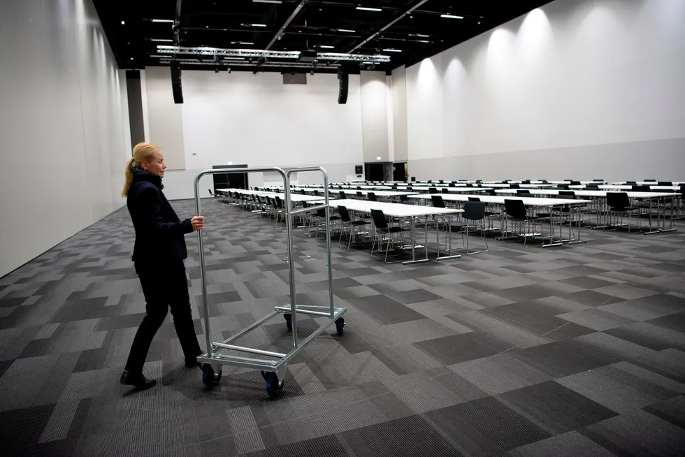 Konferansemarkedet tar tid å bygge opp igjen, skriver Nina Melsom. Direktør Anja Syversen-Hjellestad har tom konferansesal på Thon Hotel Airport Gardermoen.