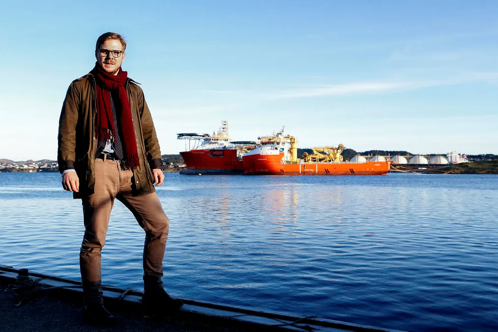 Skipsmegler Marius Rønnevik i Hagland shipping mener et stort flertall av offshoreskipene i opplag rett og slett er for små, for gamle eller utrangerte for oppdrag i Nordsjøen. Foto: Jan Kåre Ness