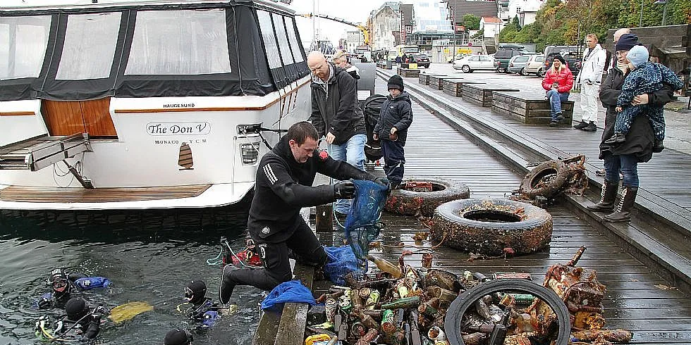 Smedas Ryddes: Batterier, flasker og annet avfall ble heist på land i løpet av dugnaden. Spørsmålet er hvor mye søppel som ligger rundt omkring i havnene i Norge. Foto: Tor André Johannessen