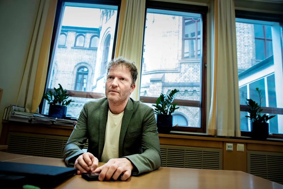 Sigbjørn Gjelsvik (Sp), medlem av finanskomiteen på Stortinget, mener teleselskapene burde stille samme krav til identifisering av kundene som finansbransjen. Nå krever han svar om mobilkapring av regjeringen.