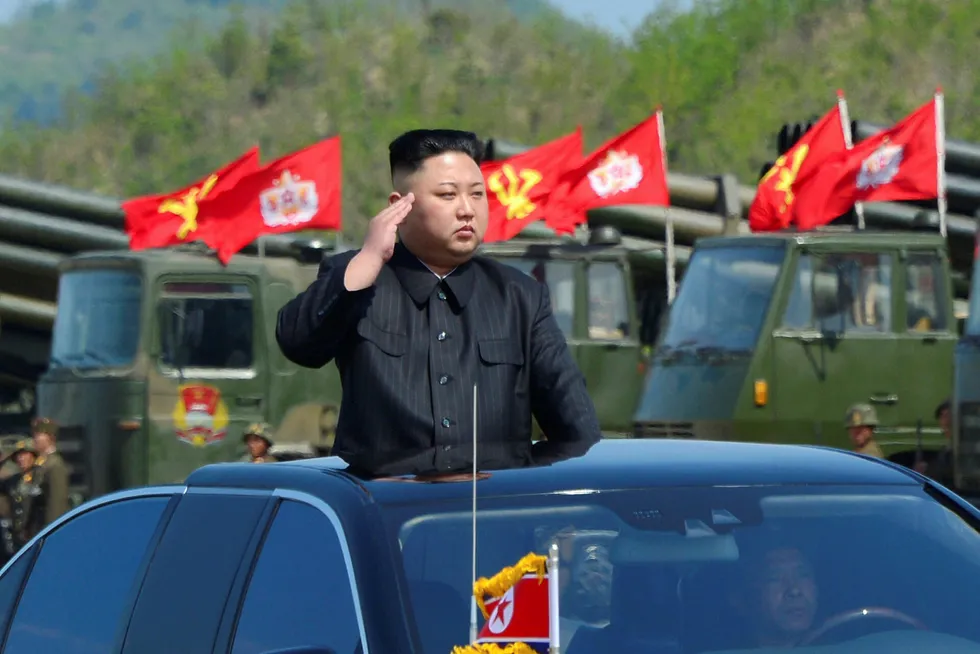 Nord-Koreas leder Kim Jong-un ser på en militærparade som markerer at det er 85 år siden Korean People's Army ble stiftet. Foto: KCNA/Reuters/NTB Scanpix