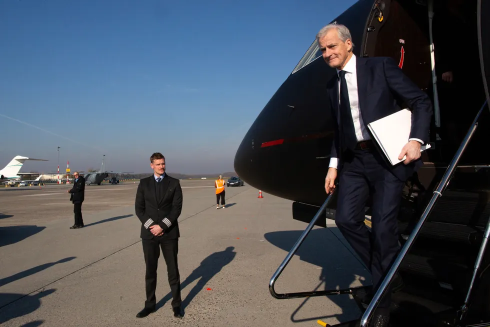 Den danske kapteinen på regjeringens leide privatfly stilte seg opp da statsminister Jonas Gahr Støre trådde ut på rullebanen i Budapest. I armene bærer Støre notater til toppmøte med europeiske statsledere og en tête-à-tête med Emmanuel Macron.