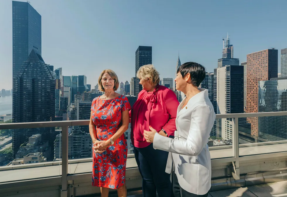 Norges FN-ambassadør Mona Juul tok søndag imot statsminister Erna Solberg og utenriksminister Ine Marie Eriksen Søreide på terrassen til ambassadørens representasjonsbolig på Manhattan i New York.