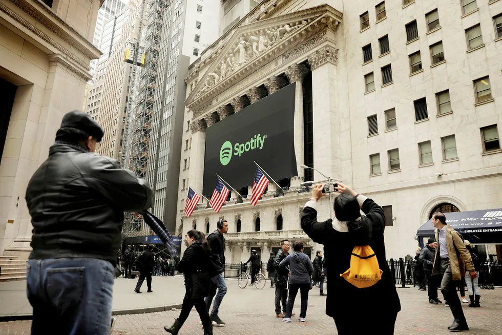 Spotify-banneret hang tydelig utenfor New York-børsen tirsdag, før børsnoteringen. Foto: Lucas Jackson/Reuters/NTB Scanpix