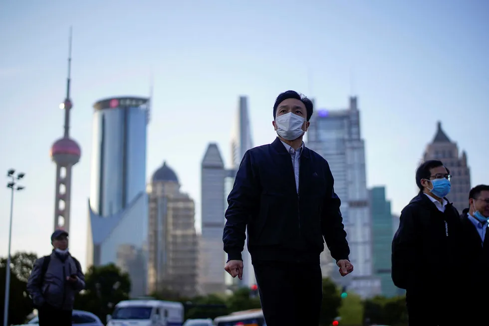 Asia-børsene har startet uken med et nytt, kraftig fall. Heller ikke de kinesiske børsene er immune. I Shanghai har børsen falt mer de siste tre ukene enn den gjorde da koronaviruset rammet Kina i januar.
