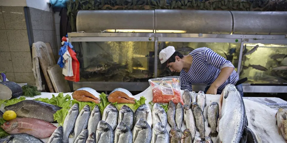 Fiskemarked i Russland. Som blant annet inkluderer et par laks fra Norge. Foto: Aleksander Nordahl, DN.