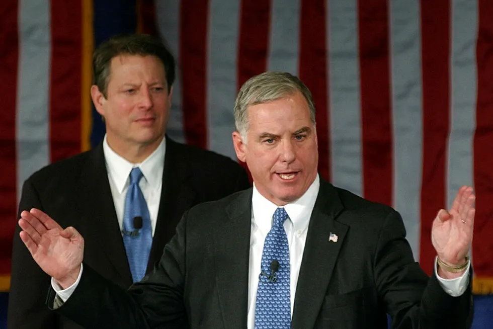 Foran valget i 2004 så Howard Dean lenge ut til å bli mannen som skulle utfordre president George W. Bush. Han ble støttet av tidligere visepresident Al Gore (i bakgrunnen).