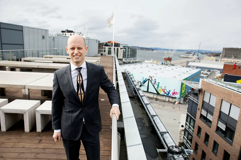 Øystein Børsum er sjefstrateg i Swedbank, og ser tre hovedårsaker til at kronen har styrket seg gjennom hele september.