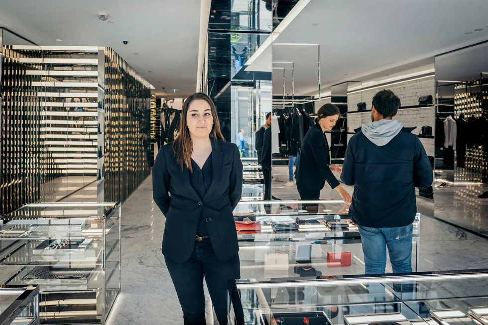 Samira Mousavi som er butikksjef hos Saint Laurent som eies av Group 88 Foto: Johannes Worsøe Berg