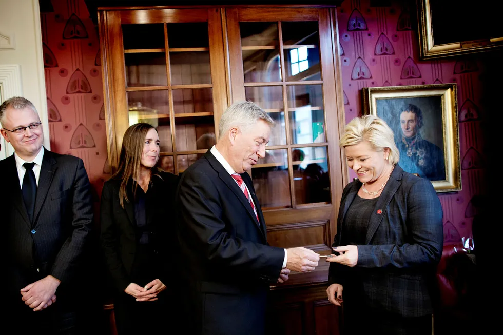 Roger Schjerva (til venstre) var statssekretær for Sigbjørn Johnsen, som her gir nøkkelkortet til den nye finansministeren, Siv Jensen, 16. oktober 2013. Avtroppende statssekretær Hilde Singsaas står ved siden av Schjerva.