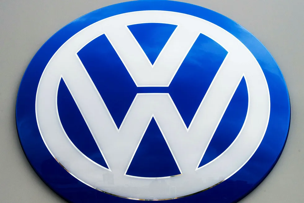 Volkswagens logo utenfor en forhandler i Woodbridge i delstaten Virginia. Foto: PAUL J. RICHARDS / AFP / NTB Scanpix