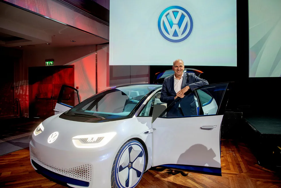 Jürgen Stackmann er toppsjef for salg og marketing i Volkswagen og var tidligere i år i Norge sammen med den elektriske konseptbilen I.D. Med nevnet Neo er dette den første nye elektriske modellen fra bilgiganten.