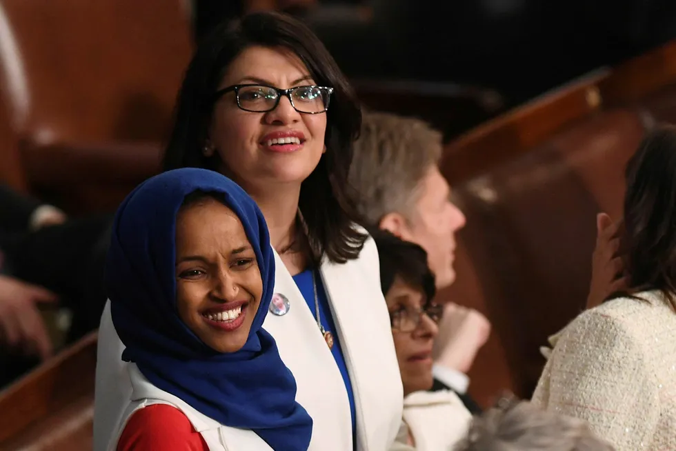 Donald Trump har skapt storm med det mange mener er rasistiske tvitringer om fargede demokratiske kongresskvinner. To av dem presidenten trolig hadde i tankene er Ilhan Omar (til venstre) og Rashida Tlaib (til høyre).