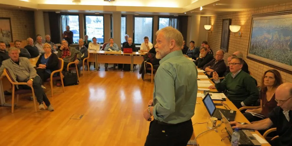 Havforsker Ingolf Røttingen fikk mange kritiske spørsmål om sildeforskningen. Fiskerne ønsker mer innflytelse på forskningen og vurderer å finansiere forskerstillinger. Foto: Nils Torsvik