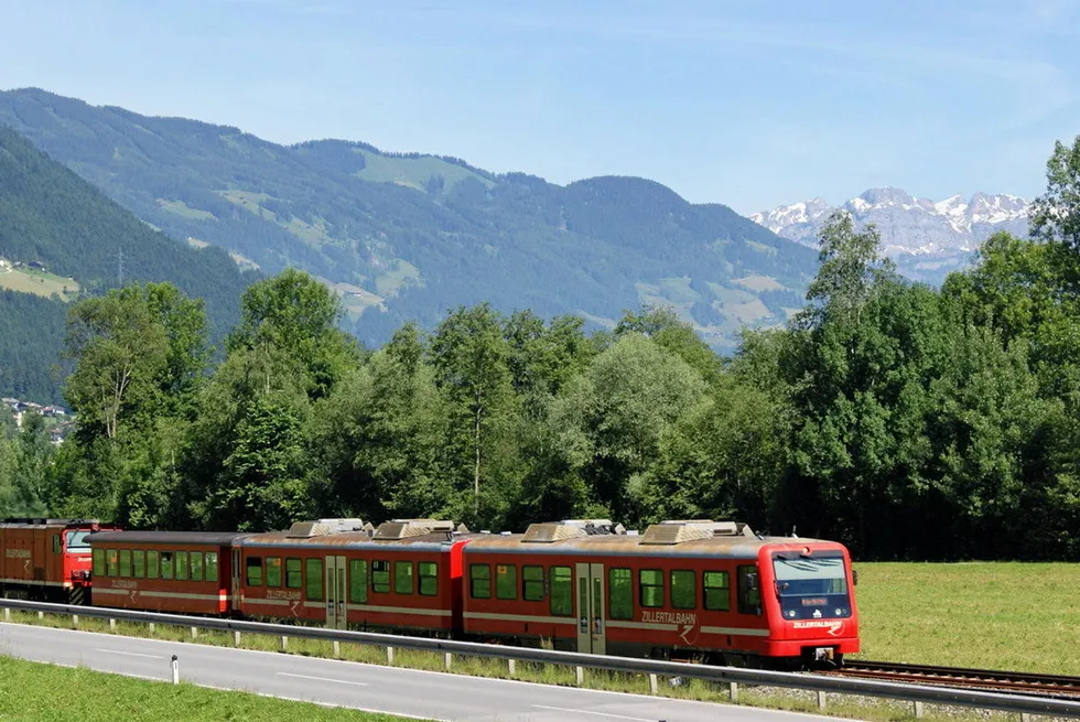 A diesel train on the Zillertal Railway.