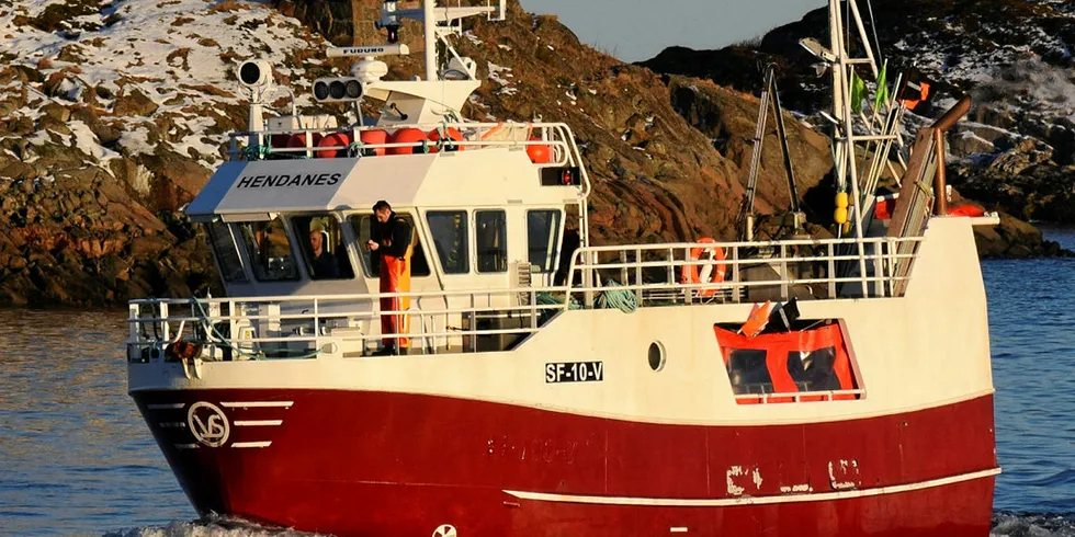 FINVÆR: Fisket i Lofoten har flest fine dager, understrekes det om bord på «Hendanes». Bildet er fra innseilinga til Henningsvær i forrige uke. Slik som dette så det ikke ut der i helga.