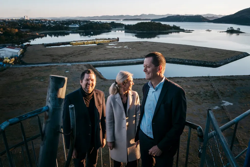 Denne gjengen har grunn til å være fornøyd etter at Aker-selskaper har bestemt seg for nytt kontorbygg til to milliarder kroner i Hinna Park. Ansvarlig utbygger og eier av byggene vil være Hinna Park Utvikling. Her er tre av eierne representert, Hans Kjetil Aas fra Stavanger Utvikling (til høyre), investeringsdirektør i Camar, Christine Sagen Helgø, i midten og Helge Eggja, prosjektleder i Obos (til venstre).