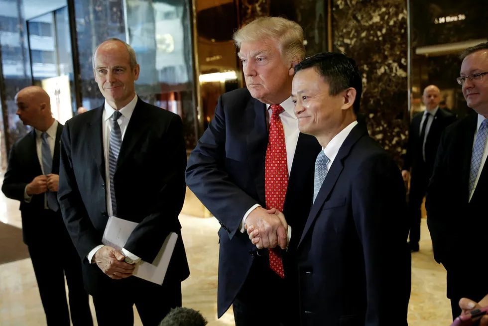 Grunnleggeren av det kinesiske internettselskapet Alibaba, Jack Ma, møtte Donald Trump i et privat møte på mandag. Alibaba tror de kan skape en million nye arbeidsplasser i USA med å øke den internasjonale internetthandelen Foto: Mike Segar/Reuters/NTB Scanpix