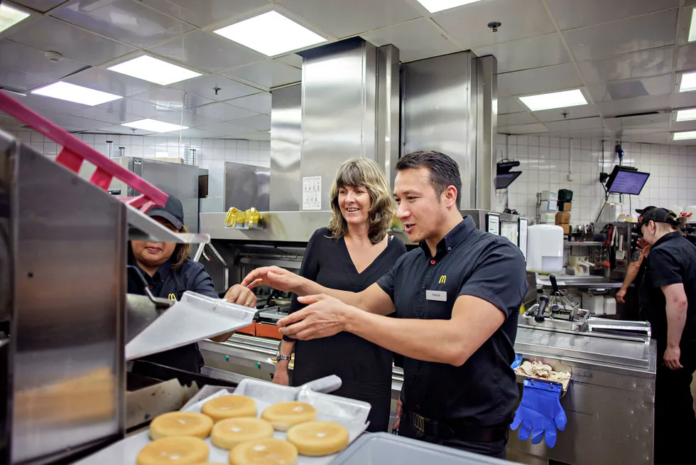 Khan Ali Mirzari kom til Sverige fra Afghanistan for seks år siden og fikk raskt jobb på McDonald's. Eieren av restauranten, Eva Dunér, mener noe av det viktigste man kan gjøre for å integrere innvandrere er å gi dem jobb.