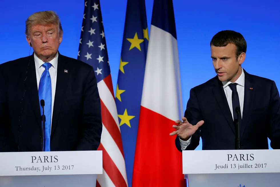 Frankrikes president Emmanuel Macron (til høyre) and USAs president Donald Trump på pressekonferansen i Paris torsdag kveld. Foto: GONZALO FUENTES/Reuters/NTB Scanpix