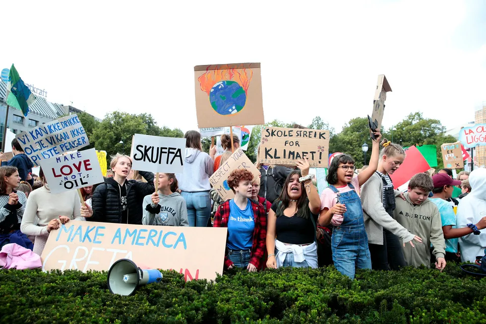 Skoleelever klimastreiket foran Stortinget i Oslo fredag 30. august ifjor. De kommende generasjonene vil oppleve klimaendringene som dagens CO2-utslipp medfører.