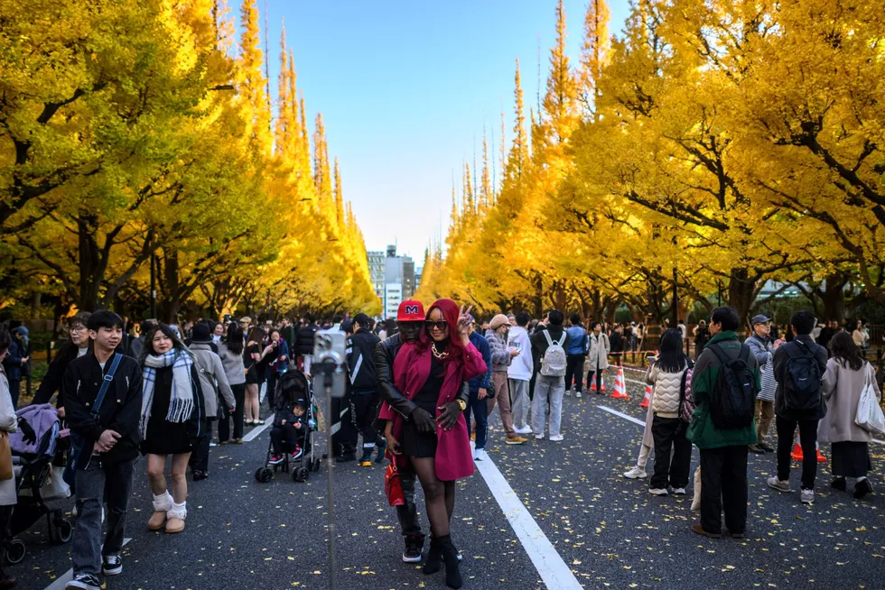 Inflasjonen har steget mer enn ventet i Tokyo og det åpner opp for flere renteøkninger. Folk har strømmet til Meiji Shrine Outer Garden i Tokyo for å beundre høstfarvene denne uken.