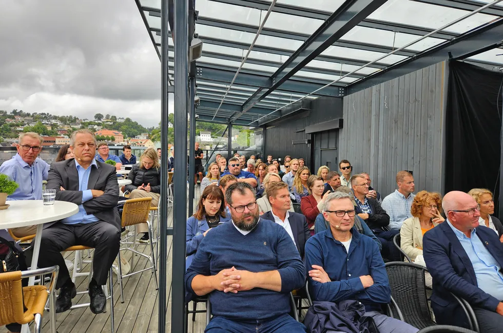 Nær 100 personer møtte frem for å høre debatten Konali Analyse arrangerte om «norsk lakseoppdrett er bærekraftig» under Arendalsuka i fjor.