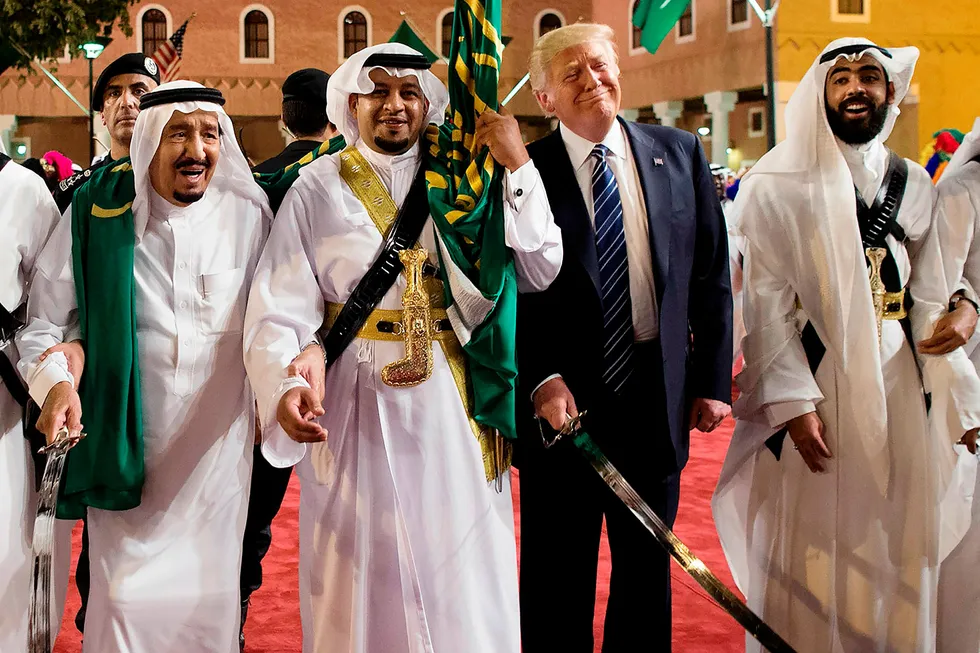 Saudi-Arabias kong Salman bin Abdulaziz al-Sau og Donald Trump under en velkomstseremoni før banketten i Murabba-palasset i Riyadh lørdag. Foto: Bandar AL-Jaloud/Saudi Royal Palace/AFP/NTB Scanpix