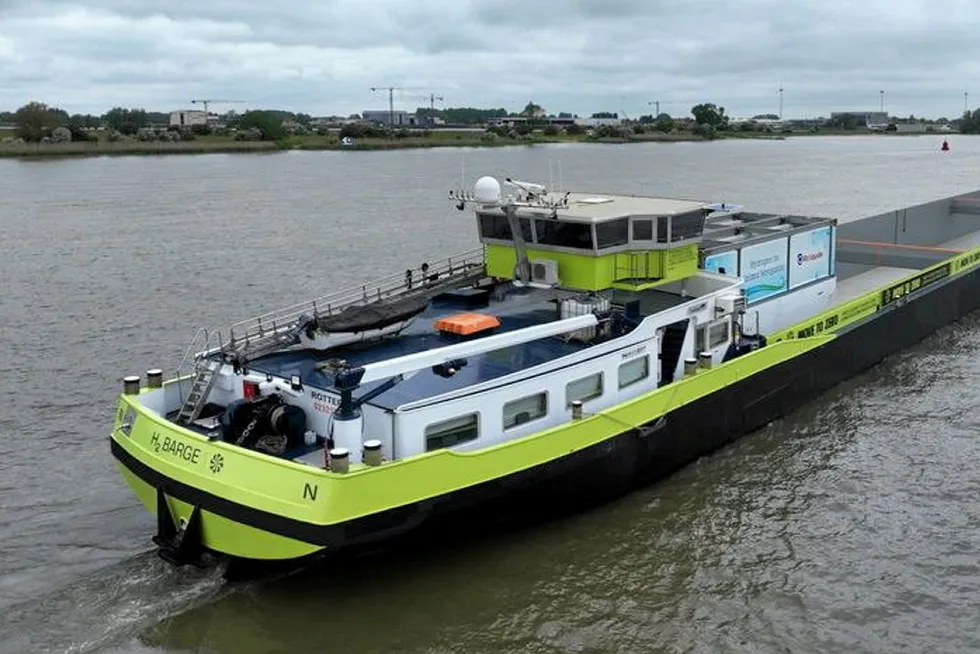 The hydrogen-powered barge FPS Maas.