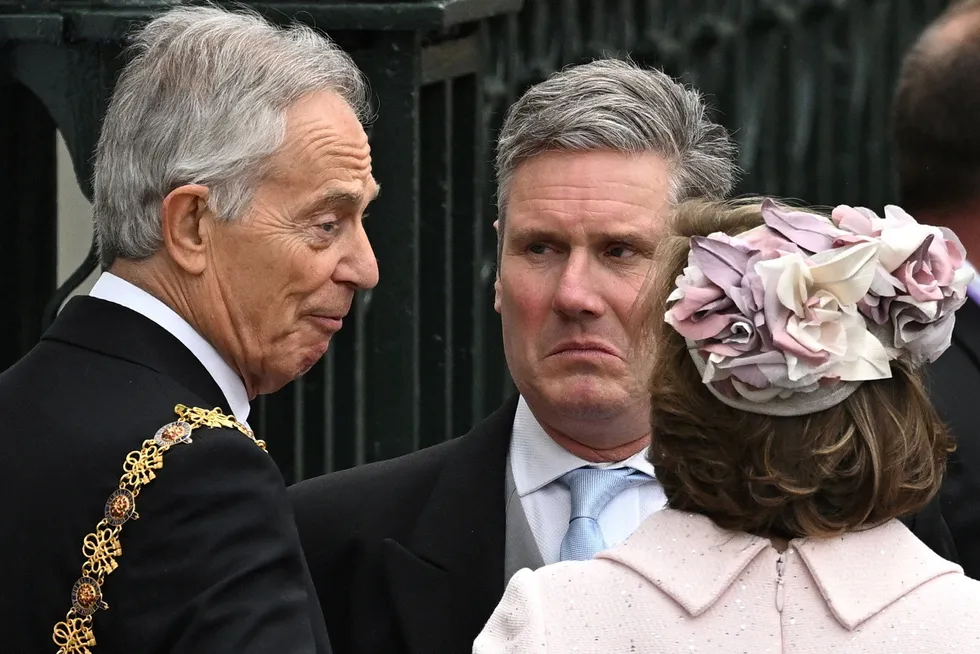 Keir Starmer sammen med læremester og forgjenger Tony Blair (og kone Cherie) under kroningen av kong Charles.