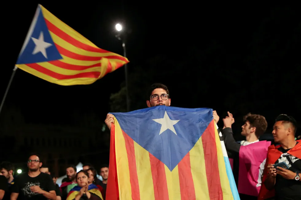A man holds an Estelada (Catalan separatist flag) as people gather at Plaza Catalunya after voting ended for the banned independence referendum, in Barcelona, Spain October 1, 2017. REUTERS/Susana Vera Foto: SUSANA VERA