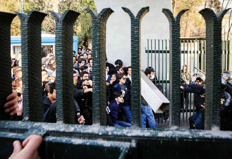 Demonstrasjonene startet i Iran torsdag og har økt i omfang. Det er spesielt arbeidsledige unge mennesker som demonstrerer. Det har vært store forventninger til økonomisk utvikling i Iran, men disse har ikke slått til. Foto: AFP/NTB Scanpix