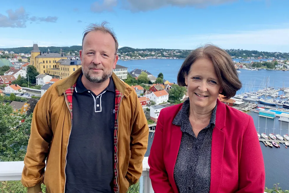 Frithjof Jacobsen og Eva Grinde på plass i Arendal med Den politiske situasjonen