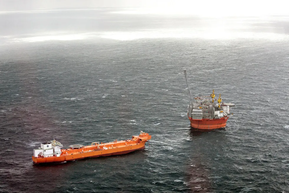 Meglerhuset Clarksons Platou Securities tror det er duket for fest i rigg og oljeservice. Her ses oljeplattformen Goliat og en bøyelaster i Barentshavet.