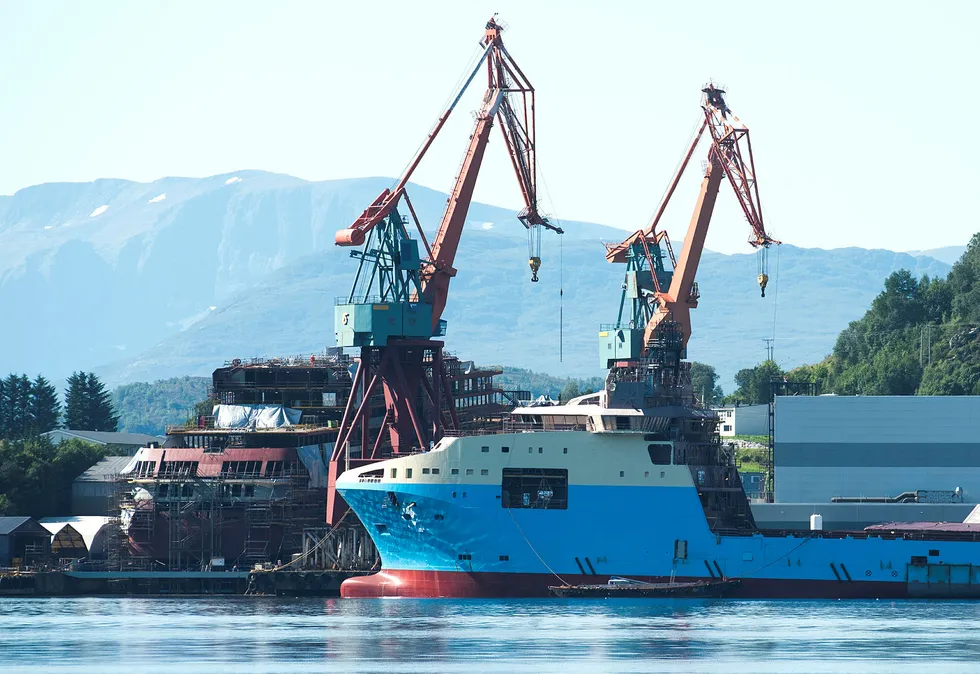 Det ser lysere ut for oljeservicebransjen i år. Bildet viser Kleven Verft og i forgrunnen en av båten som bygges for Maersk Supply Service.