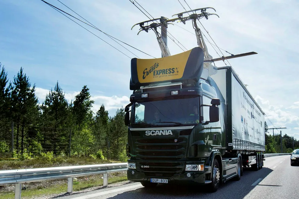 På E16 nord for Stockholm tester Siemens og Scania ut hvordan man drastisk kan redusere utslippene fra tungtransport med elektrifisering.