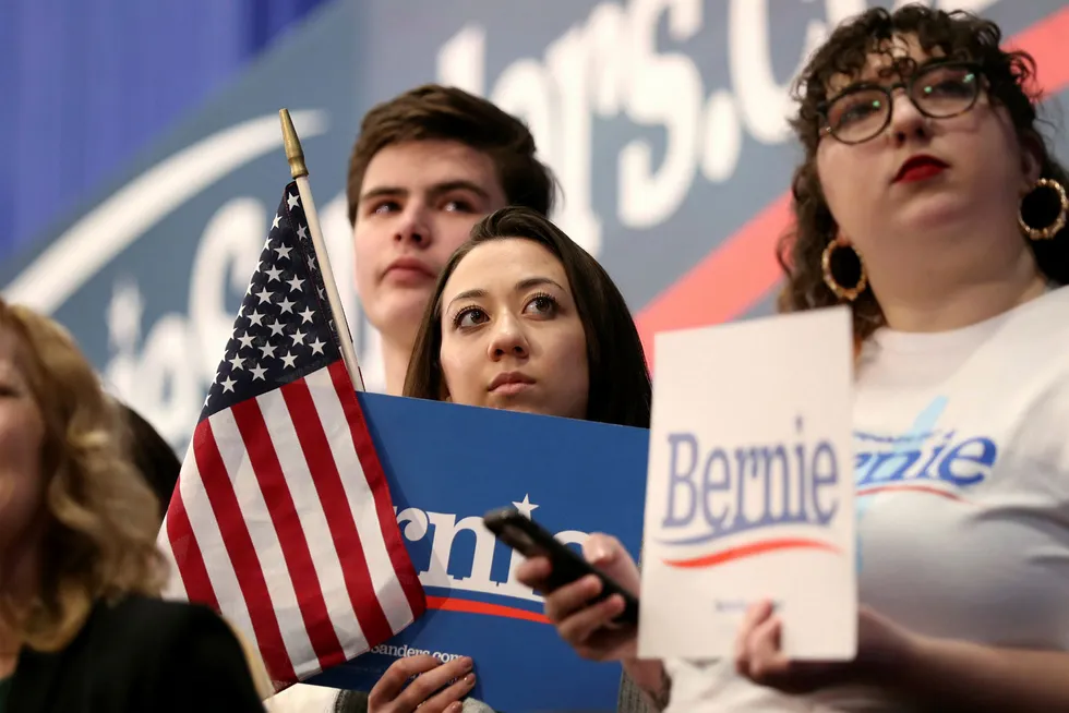 Bernie Sanders ligger an til å vinne Demokratenes primærvalg i New Hampshire foran Pete Buttigieg og Amy Klobuchar, melder flere amerikanske medier.
