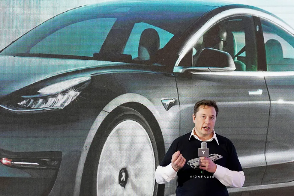 Tesla-sjef Elon Musk holder tale om Model 3 på en fabrikk i Shanghai.