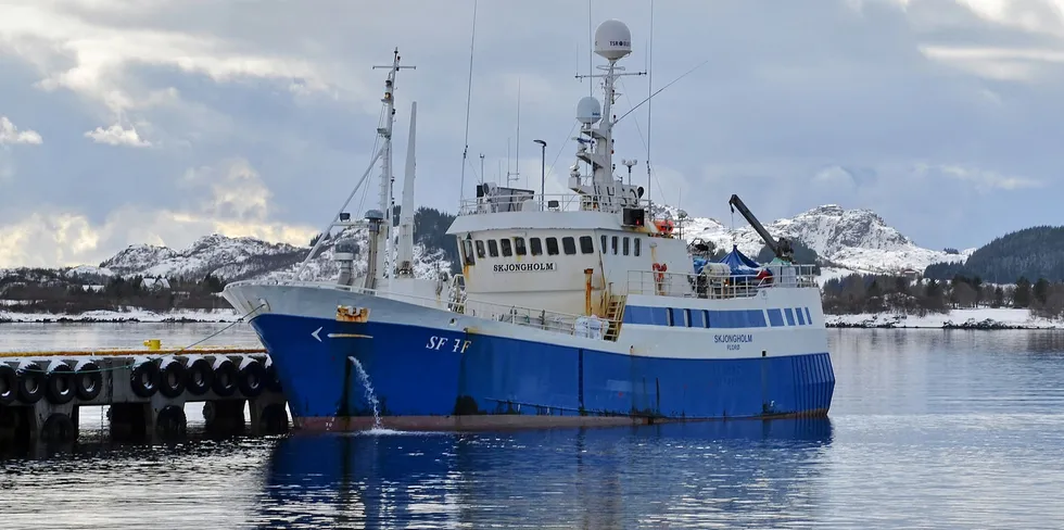 Ansatte på «Skjongholm» fikk konstatert den britiske koronavarianten, og flere av dem ble svært syke. Skipper Runar-Andre Nilsen hadde 39 i feber i elleve dager, og far og reder Rune Nilsen måtte få næring intravenøst.