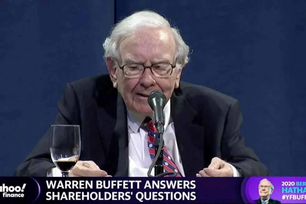 Warren Buffett avlyste Berkshire Hathaways årlige generalforsamling – også kjent som «Woodstock for kapitalister». Her er han avbildet under den digitale utgaven som ble strømmet i stedet.