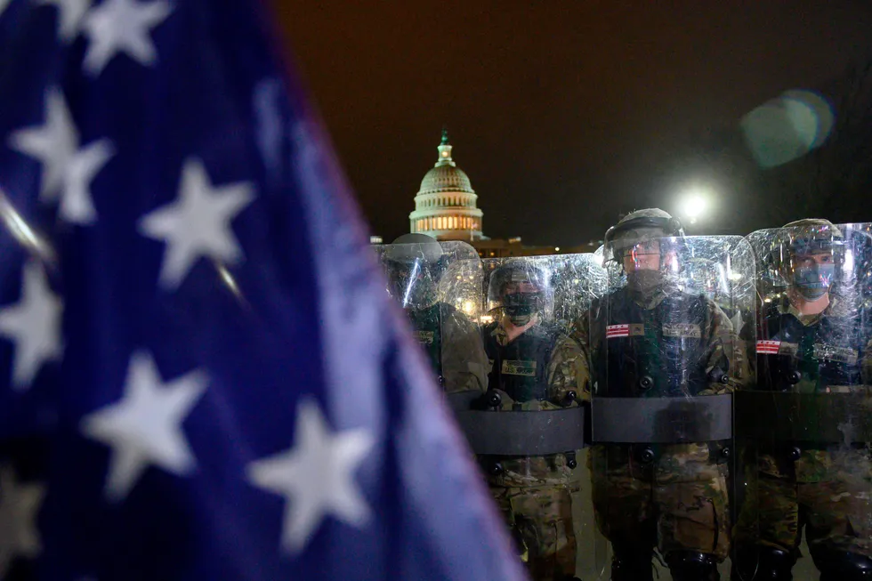 Nasjonalgarden er satt inn i den amerikanske hovedstaden. Ifølge New York Times avviste president Donald Trump en forespørsel om å mobilisere nasjonalgarden for å beskytte Kongressen da demonstranter angrep.
