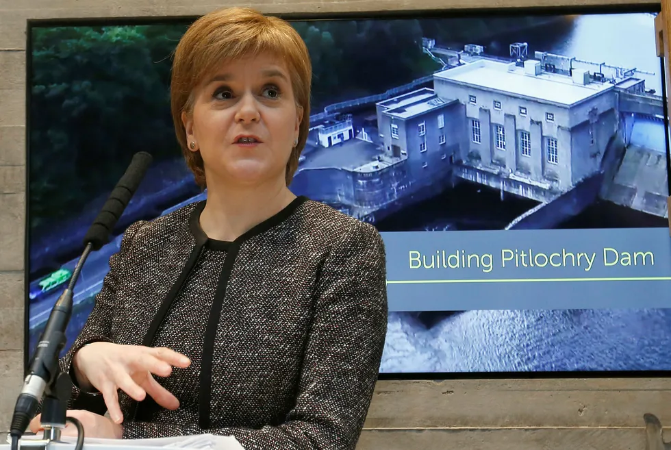 Skottland kan gå mot en ny folkeavstemning om uavhengighet om halvannet år. Det åpner førsteminister Nicola Sturgeon for i et intervju med BBC. Her er Sturgeon avbildet i februar i forbindelse med en pressekonferanse. Foto: RUSSELL CHEYNE/Reuters/NTB Scanpix.